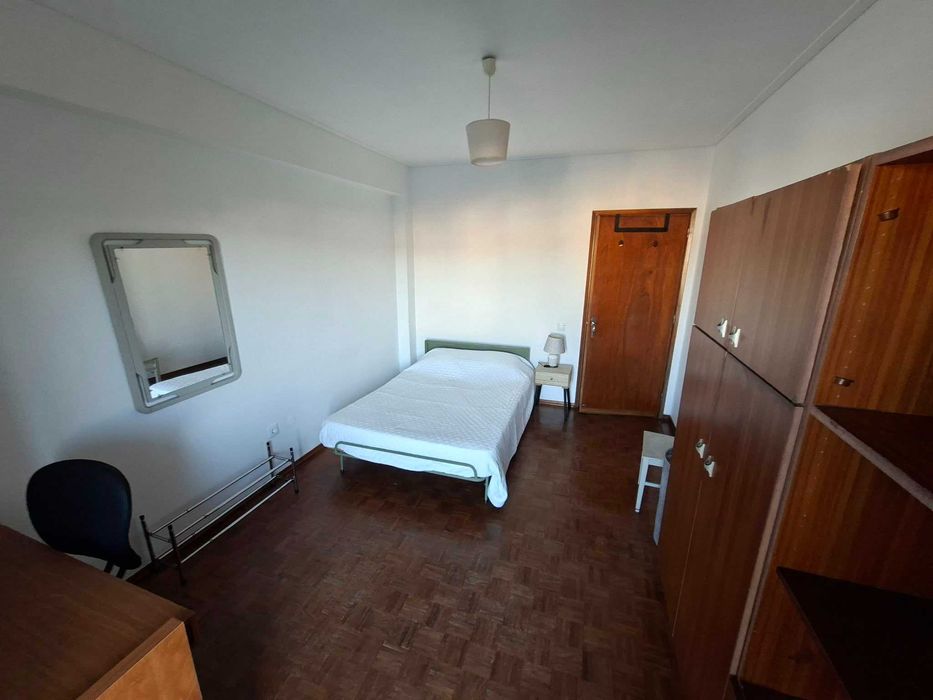 Quarto Mobilado para Estudante Universitária – Coimbra