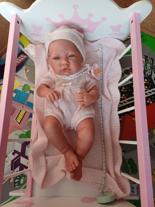 Boneca com roupa e cama