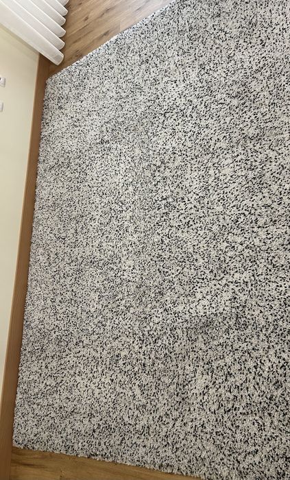 Carpete IkEA  branco com apontamentos em cinza e preto