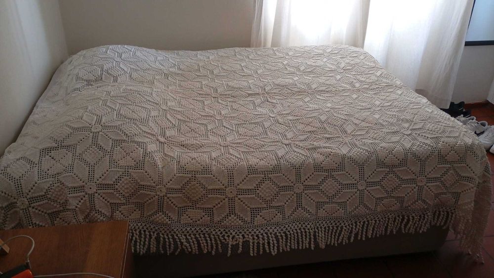 Colcha branca em croché, feita à mão com franja rabinho de porco