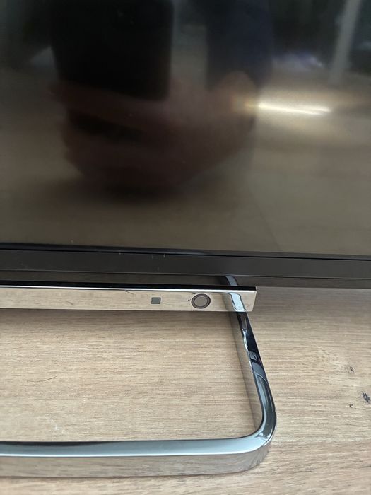 Carcaça de uma tv Toshiba modelo nr 43U6763DG