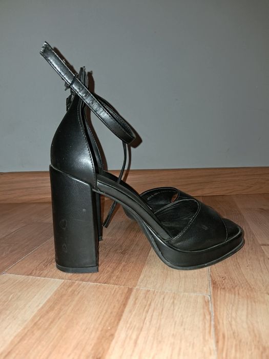 Buty na słupku czarne
