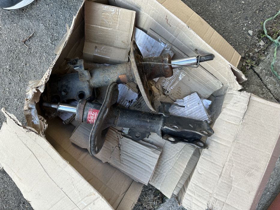 Аморизатор передній Toyota Auris Corolla 2006-2013 E140/150 стойки