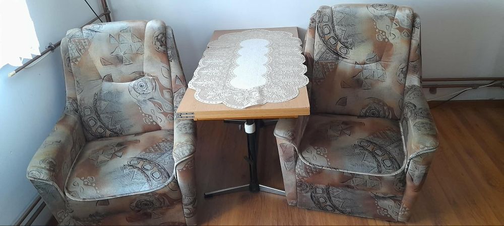 Dwa fotele, stolik i sofa
