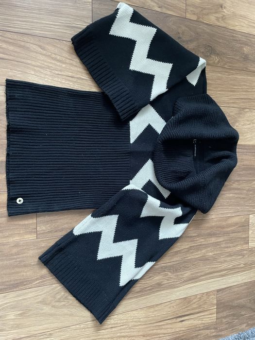 Sweter S szerokie rekawy wywijany golf