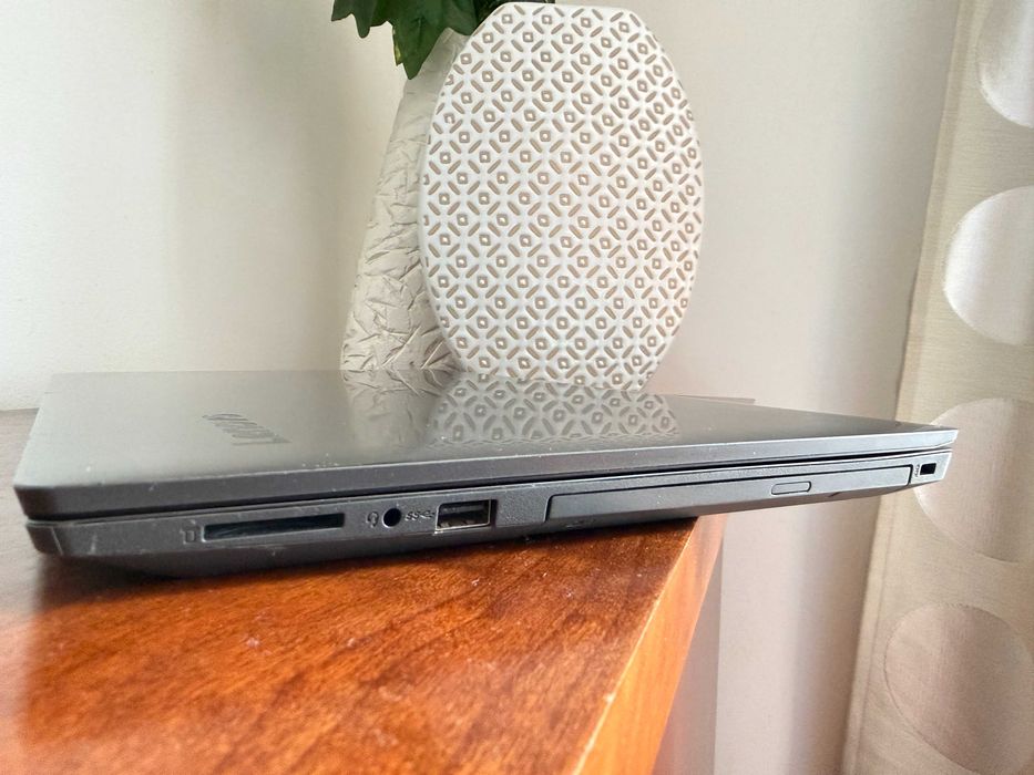 Lenovo V330|15.6"FullHD|i7-8550 Quad Core|20G Ram|Ssd 512G|Radeon 2Gb|