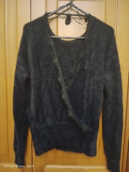 Sweter miś kudłaty dekolt V koronka