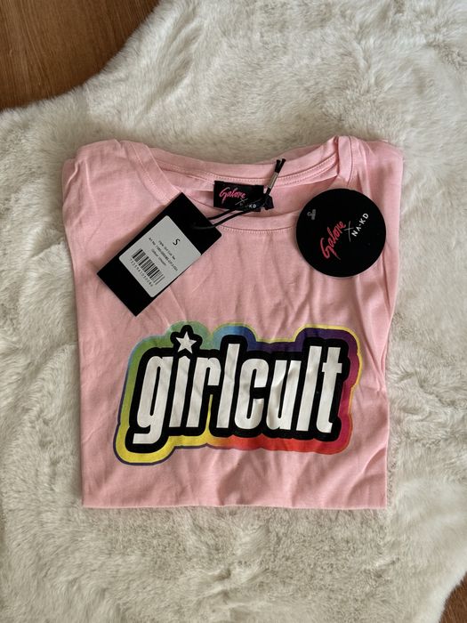 T-shirt pudrowy róż z nadrukiem girlcult