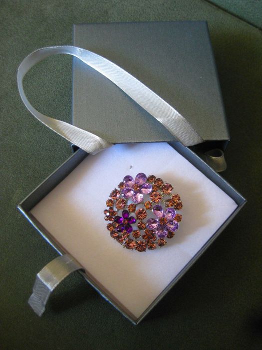 Alfinete / Pendente / Pregadeira Arranjo Flores Lilases NOVO