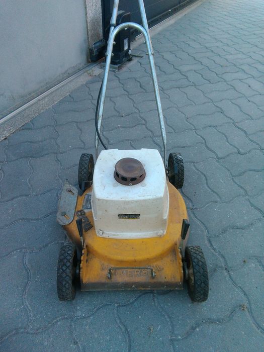 Máquina de cortar relva