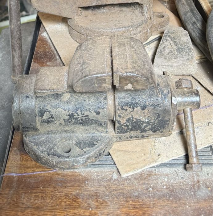 Тиски слесарные советские