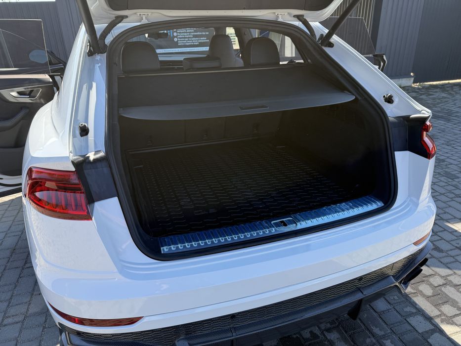 Біла Audi SQ8 2021