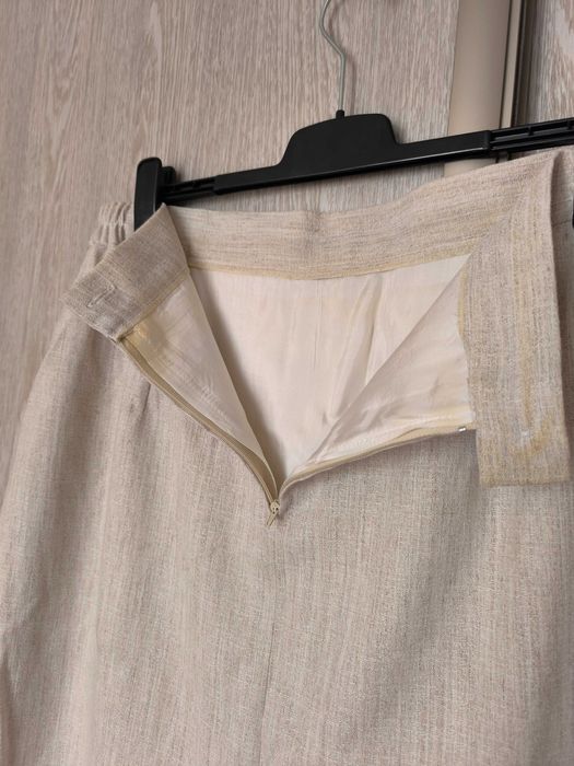 Jasnobeżowa spódnica przed kolano