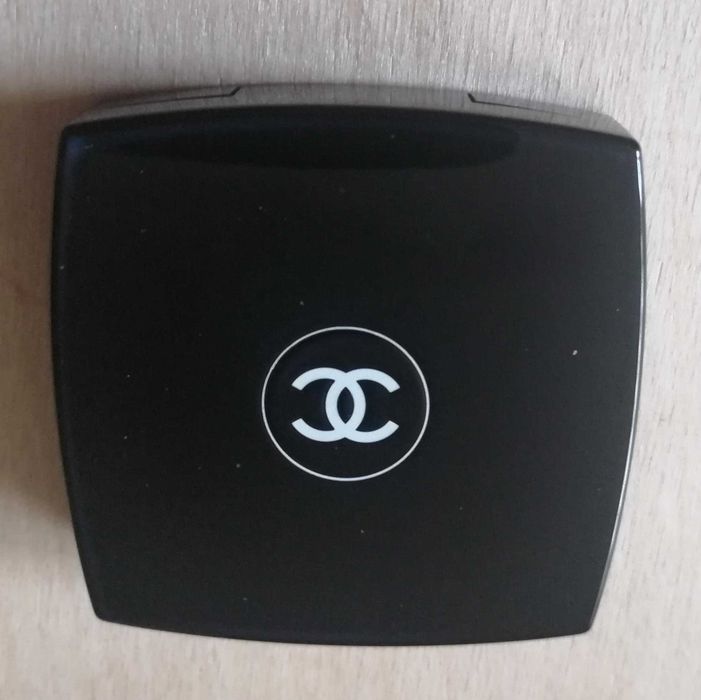 długotrwały cień do powiek Chanel Ombre Essentielle w matowym odcieniu 244 Rouge Cuir o wadze 2,2 g