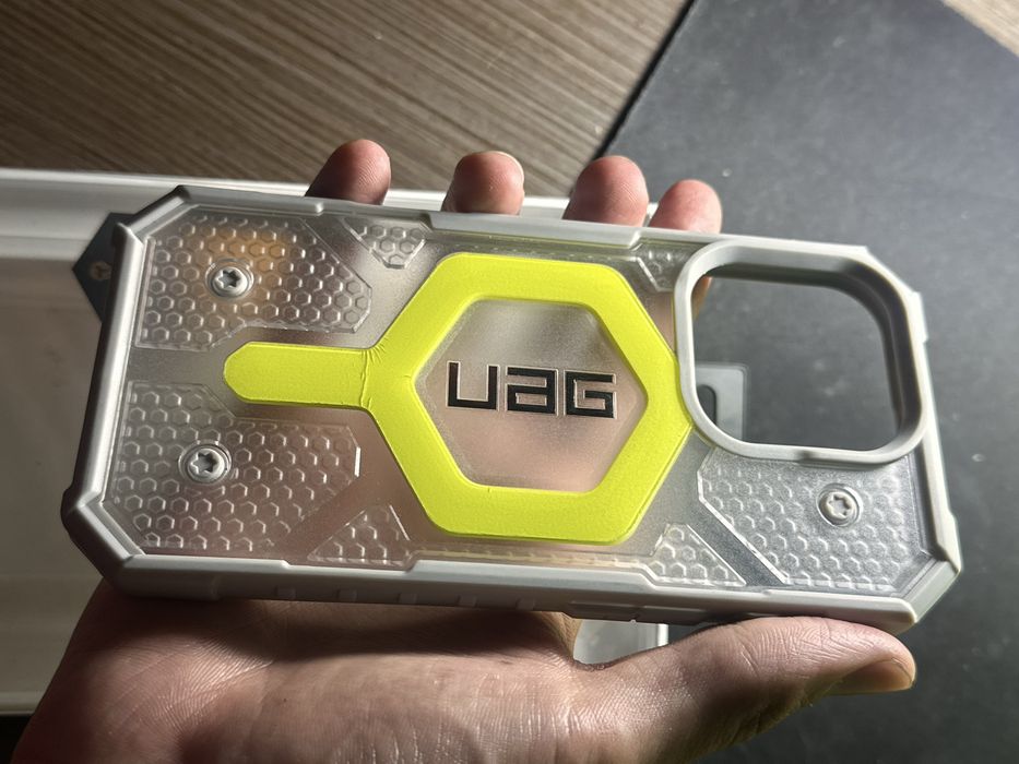 Чехол на iPhone 16 Pro.
