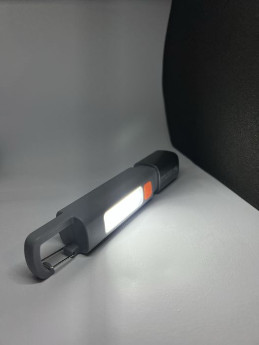 Компактный LED-фонарик с карабином