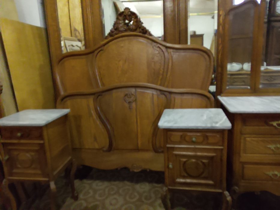 Piękna sypialnia antyk roccaile dębowa z lustrami i marmurami.