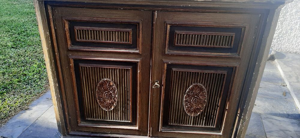 Móvel vitrine com duas portas