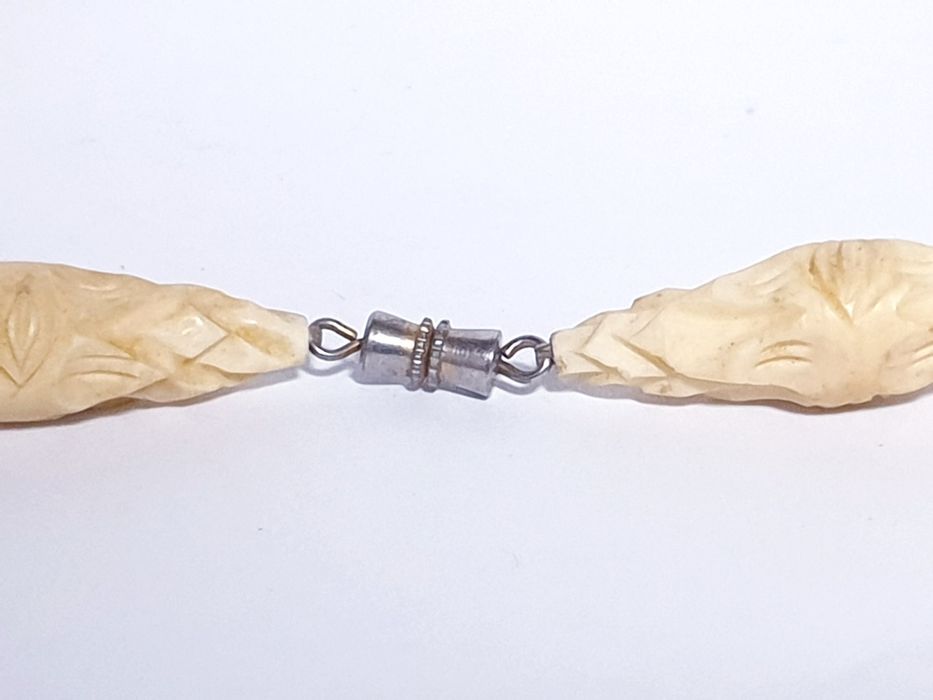 Lindo antigo precioso colar esculpidos com rosas