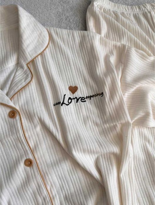 Женская бежевая пижама с тонкой окантовкой