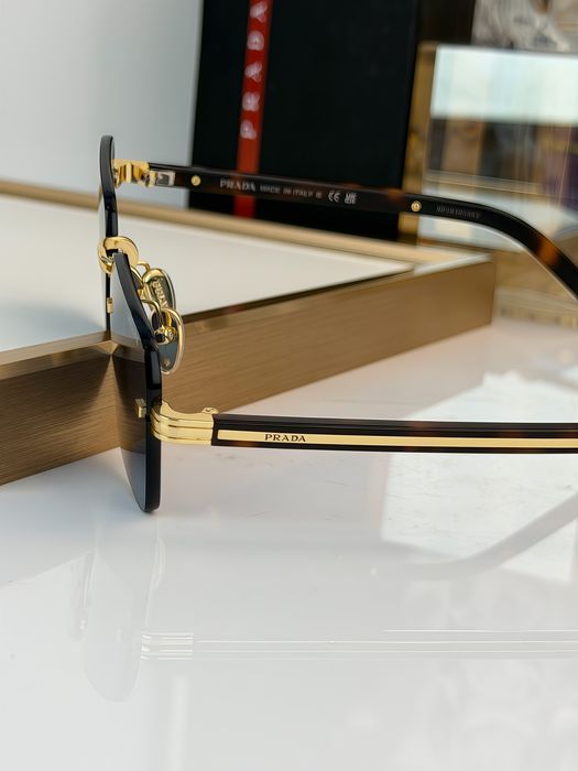 Жіночі сонцезахисні окуляри Prada Прада чорні з золотом