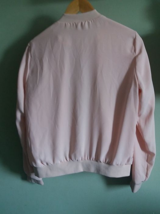 Pudrowa bomberka damska firmy Only