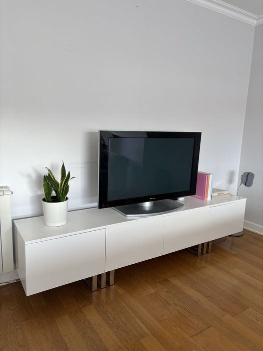 Móvel Aparador Branco Lacado Interdesign 4 portas e pés em inox
