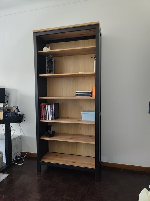 Estante alta preta e madeira – 6 prateleiras Hemnes