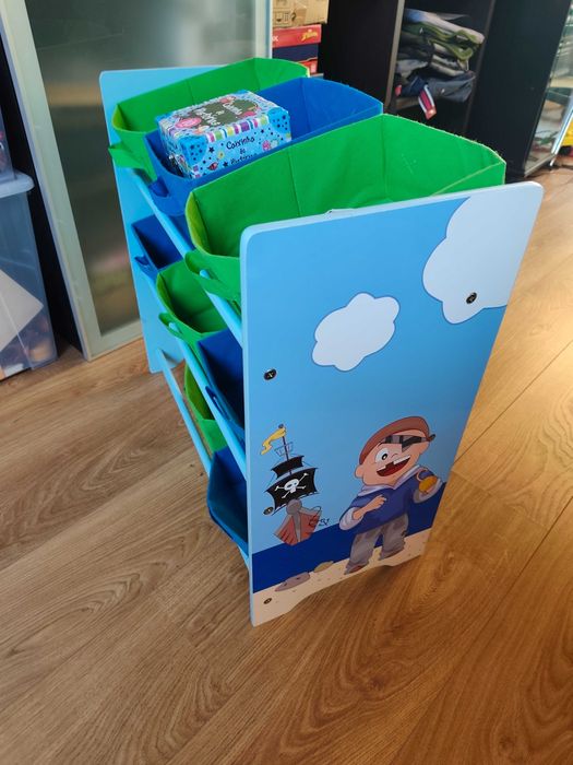 Estante de brinquedos piratas
