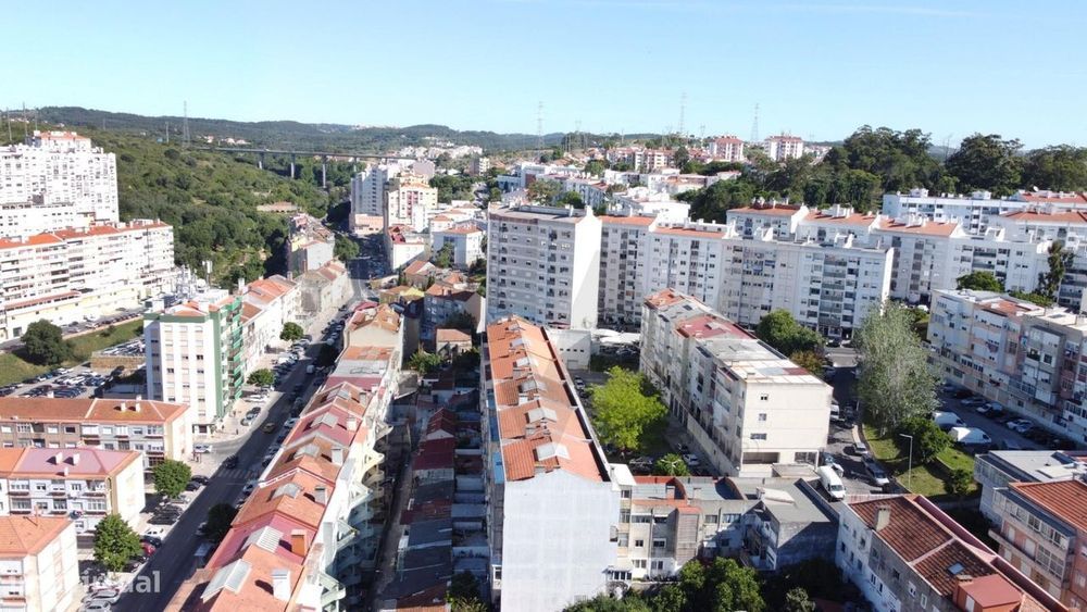 VENDE-SE T2 com Terraço e Sotão de USO EXCLUSIVO junto à Estação de Qu