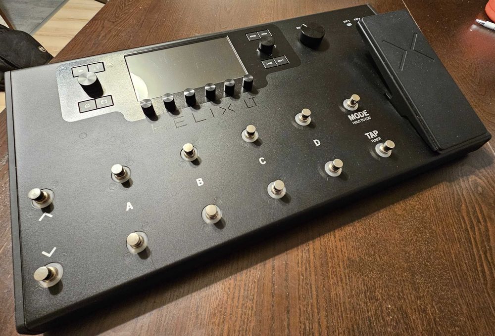 Line 6 HELIX LT - multiefekt, procesor gitarowy - interface