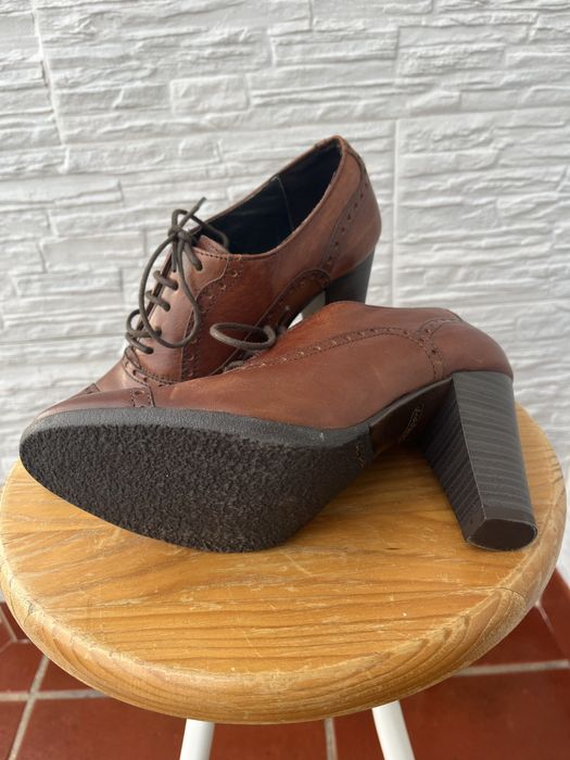 Sapatos de salto em pele