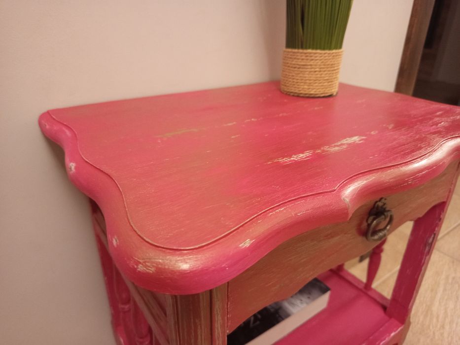 Mesinha de cabeceira quarto menina