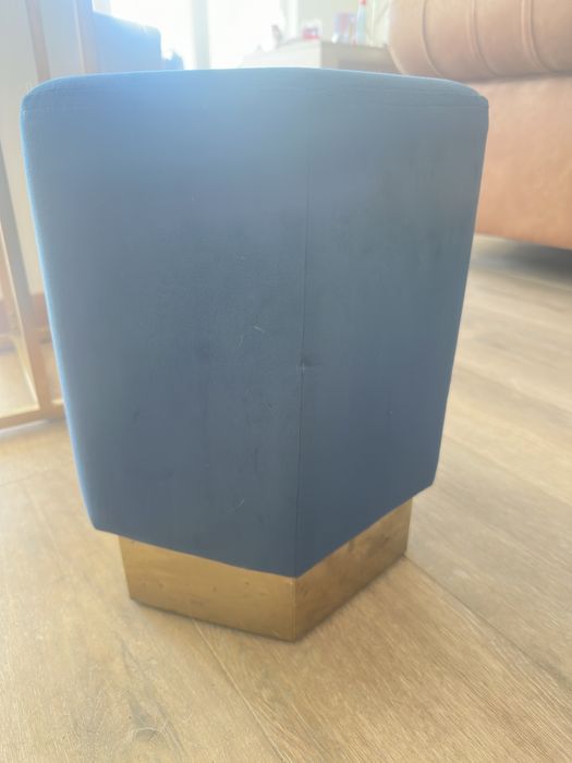 Poufs azuis com dourado