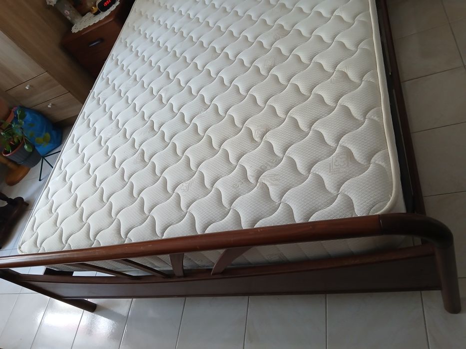 Cama de casal com estrado e colchão