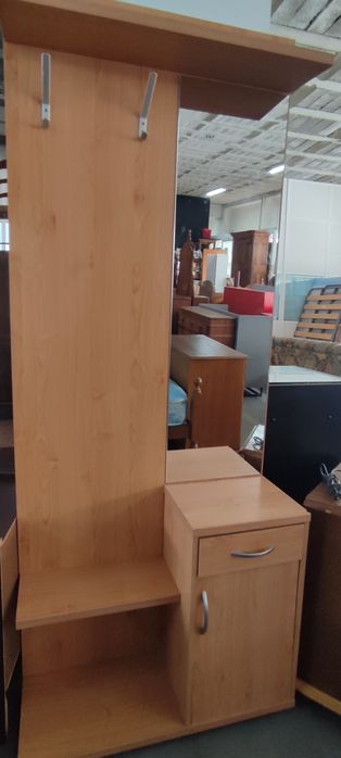 Móvel de entrada com espelho e bengaleiro