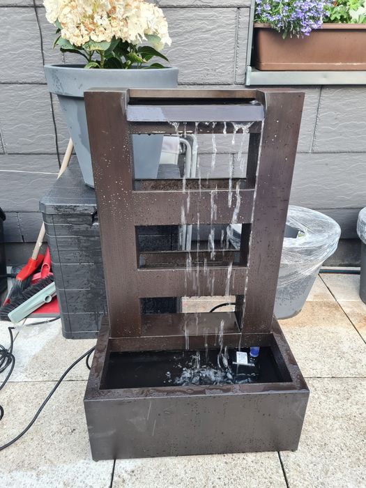 Fontanna ogrodowa wodospad na kwiaty