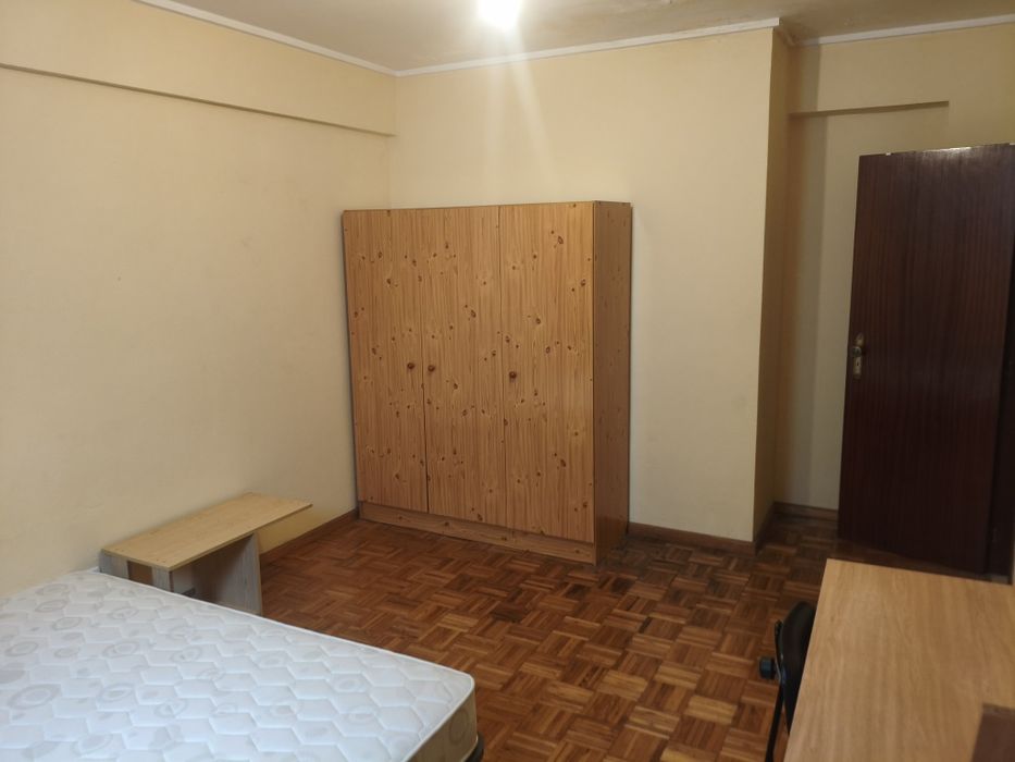 Quarto para rapaz calçada alta