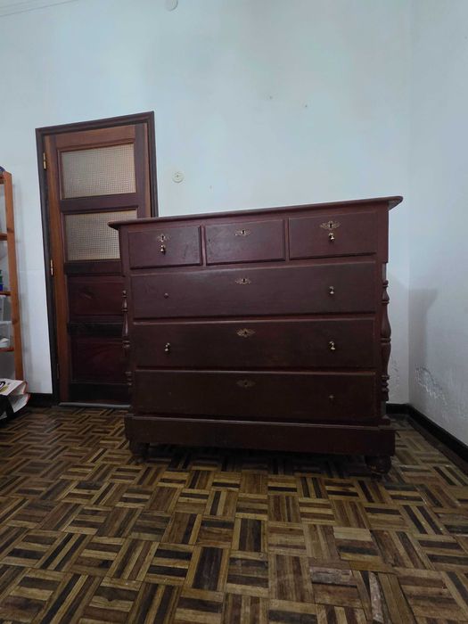 Comoda em pinho com cerca de 200 anos.