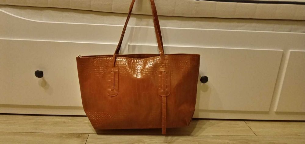 Brązowa torebka wzór skóry węża