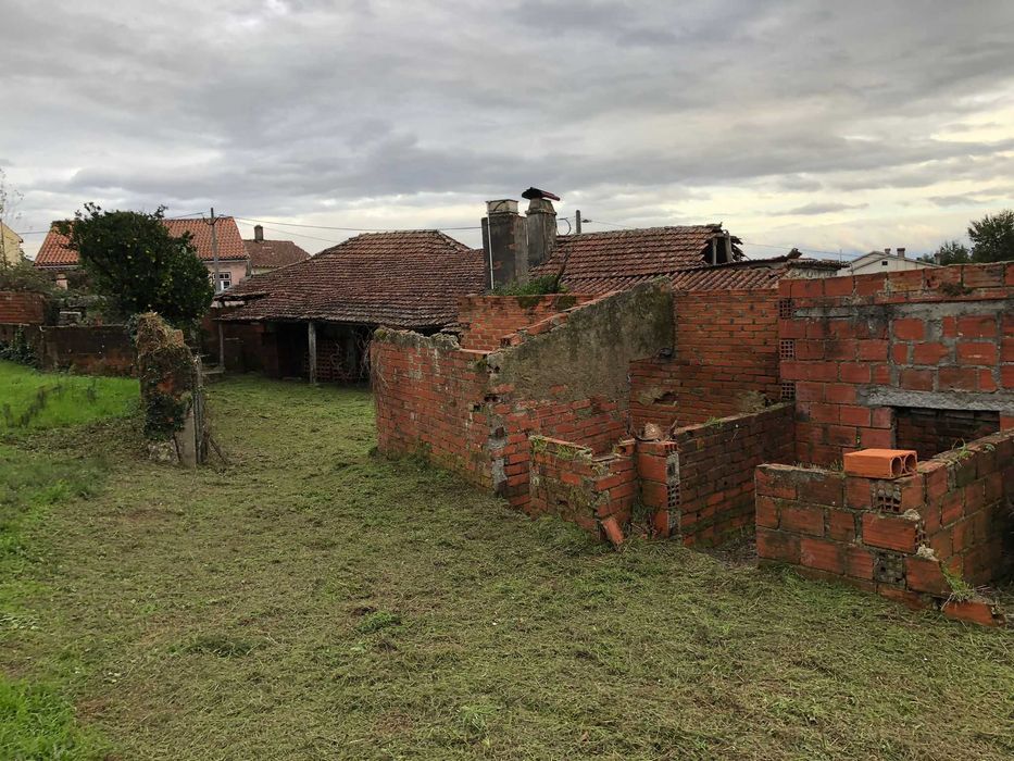 Casa rústica de aldeia com terreno, para reconstrução/remodelação.