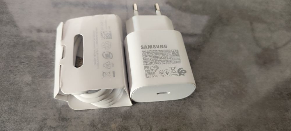 Kompaktowa, szybka ładowarka do telefonów Samsung, kabel 1m.