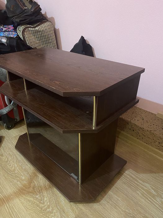 Тумбочка з скляною дверкою