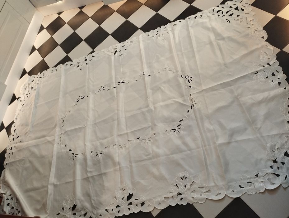 Bardzo ładny nowy obrus