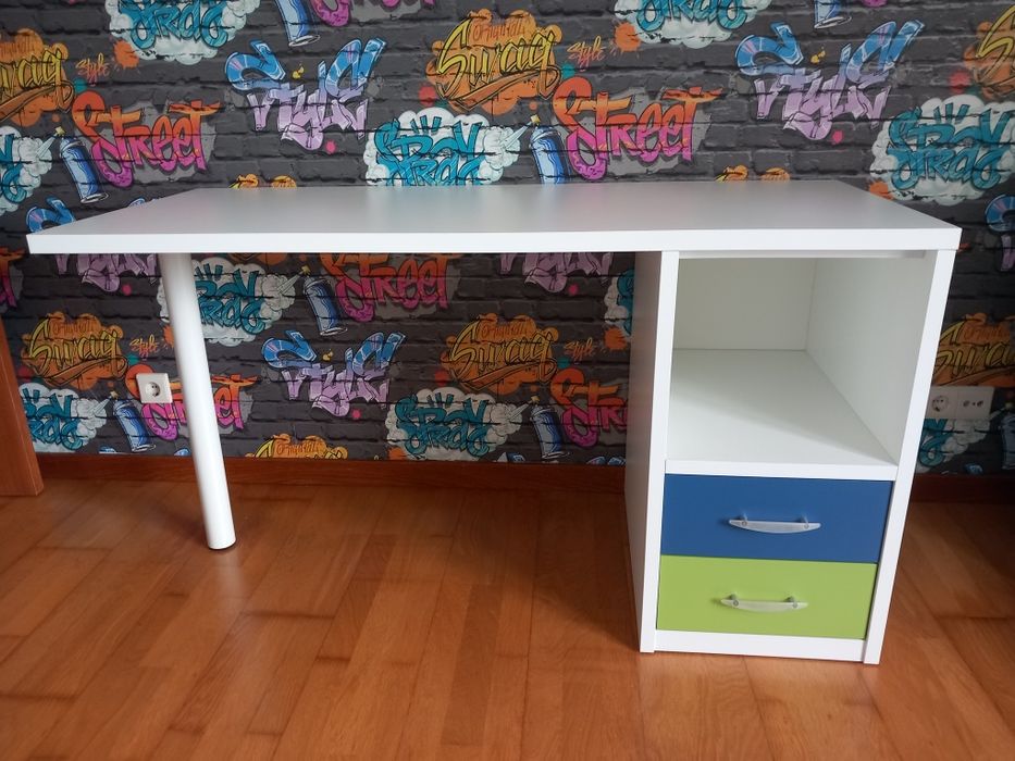 Quarto criança com secretária