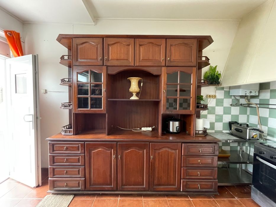 Conjunto Cristaleira + Livros + Móvel televisão + 2 colunas mármore