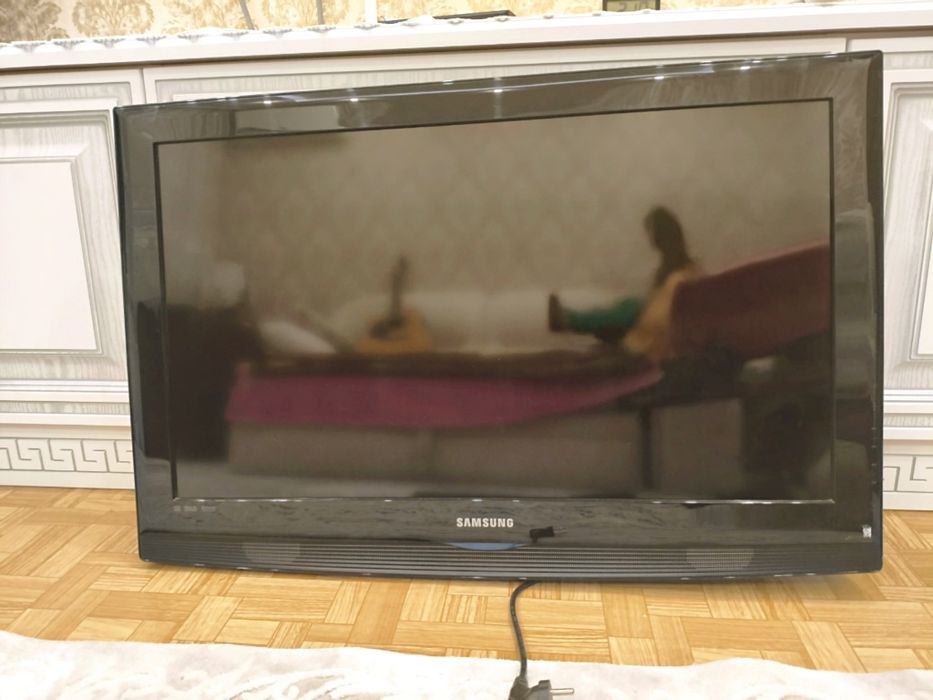 Продам телевізор Samsung 32" + Настінне кріплення