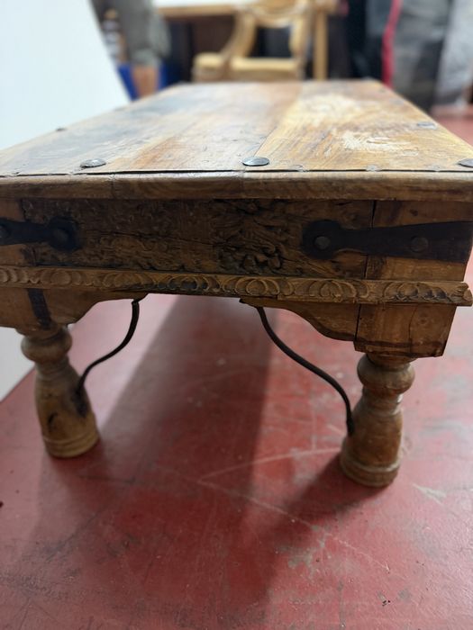 Mesa lateral rústica em madeira maciça entalhada – estilo indiano