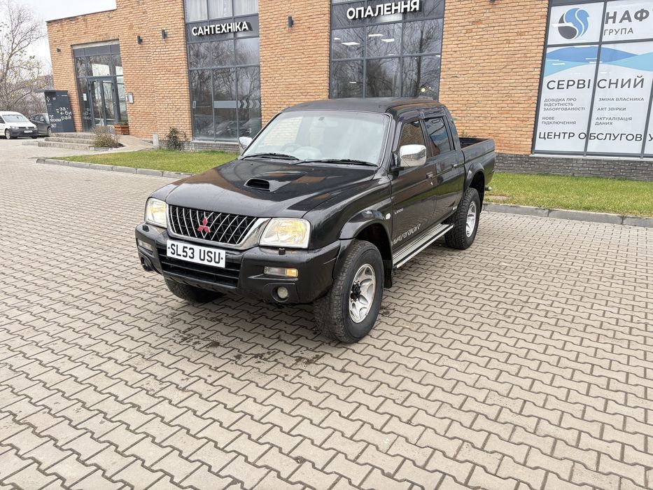 Свіжо пригнане авто нова резина мотор сухий коробка роздати без нарікань мости в відміному стані по рамі також питань немае по кузову видно на фото можу скинути детальніше відео хороший торг детальніше за телефоном 

Mitsubishi L200
Правекермо2005р
2.5 турбо дизель без змінення геометрії 
Механічна коробка перемикання передач 5 ст. 
4х4
Задній привід
Блокування центрального диференціалу
Понижений ряд передач

Приганяем авто та спец транспорт будь якої складності без завдатків за 3-4 дні звертайтесь!!