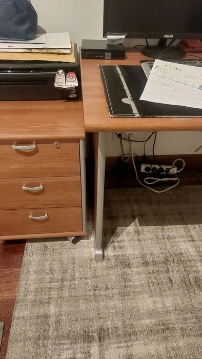 Secretária e módulo de gavetas com OFERTA da cadeira- como novo